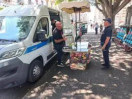 Catania, multati 16 "spremi agrumi" abusivi nel centro storico