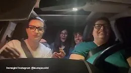 Laura Pausini canta in auto con le sue amiche Madonna e iol video fa il giro del web