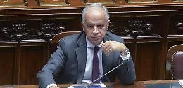 Le intimidazioni e i roghi contro ristoranti, chioschi e lidi a Palermo: luned&igrave; la visita del ministro dell'Interno Piantedosi