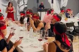 La degustazione di vino? Da bendati &egrave; molto pi&ugrave; divertente fra parole, profumi, ironia e musica