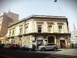 Cibali, gi&ugrave; il palazzo dei primi del Novecento: al suo posto ne nascer&agrave; uno di cinque piani