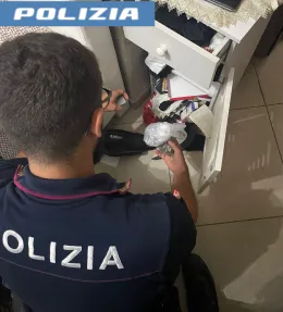 Forzano posto di blocco in piazza Europa e fuggono per Picanello: arrestati due pusher