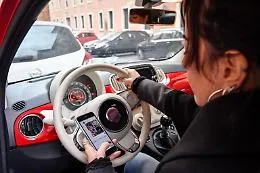 Cellulare alla guida ad Agrigento: 39 patenti ritirate in sei mesi. Ecco quanto costa la multa