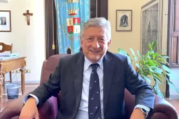 Ispica, il sindaco Leontini inciampa, cade e si frattura il naso prima che inizi la seduta del consiglio comunale