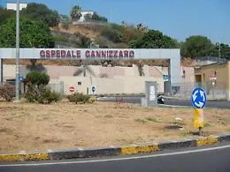 Si finge volontaria della Croce Rossa per arraffare soldi: truffatrice smascherata da vigilante del Cannizzaro 