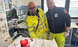 Nascite, due parti d'emergenza in barella e a casa con l'aiuto del 118