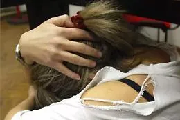 Vittoria, una giovane aggredita su una panchina da tre persone
