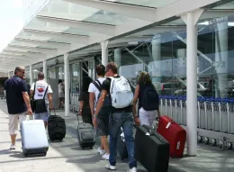 Etna, giornata di passione all'aeroporto di Catania: attivit&agrave; sospese fino alle 22, gi&agrave; 34 voli cancellati e 38 dirottati