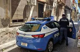 San Cristoforo: poliziotti presi a sprangate e colpi di casco durante un controllo antidroga, tre persone arrestate