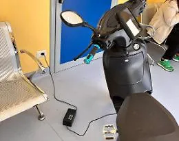 Mette il motorino elettrico a caricare nella sala d'attesa del pronto soccorso del Policlinico di Messina: pronto un esposto
