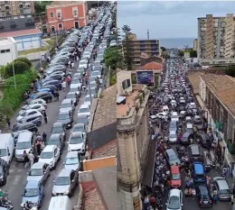 Frecce Tricolori a Catania, nel video di un residente scene da "delirio collettivo" per viabilit&agrave; in tilt