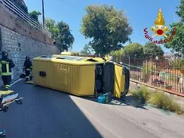 Si rompono i freni e un pulmino con bambini a bordo si ribalta a Palermo: sei feriti