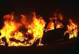 Gela, notte di fuoco a Macchitella: auto di un'agente della polizia municipale presa di mira