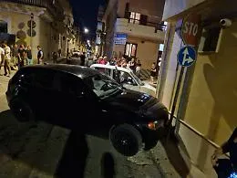 Santa Croce, paura all'incrocio: Fiat 500 travolta da Bmw, i residenti chiedono dossi e pi&ugrave; controlli