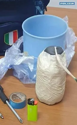 In sella alla bici elettrica rubata con una bomba artigianale da 500 grammi: arrestato un 29enne