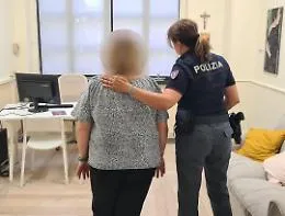 L'ennesima richiesta di denaro per l'alcol: arrestato un 43enne per maltrattamenti ai genitori