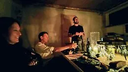 A cena nel rifugio api-friendly, l'esperienza immersiva che insegna a non averne paura 