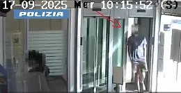 Armato di coltello tenta di rapinare un ufficio postale in centro citt&agrave;: arrestato