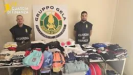 Blitz della Guardia di Finanza a Gela: sequestrati oltre 400 capi di noti marchi contraffatti, un denunciato