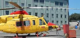 Litiga col fidanzato, apre lo sportello e si lancia dall'auto in corsa: 19enne in gravi condizioni 