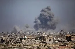 Hamas rinvia la consegna di un ostaggio: tensioni crescenti tra Israele e Gaza minacciano il cessate il fuoco