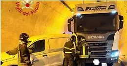 Scontro tra autoarticolato e furgone nella galleria San Nicola: A19 Catania&ndash;Palermo bloccata, nessun ferito