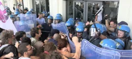 Catania, il corteo per Flotilla si spezza. In 500 alla stazione: scontri con la polizia, occupati i binari