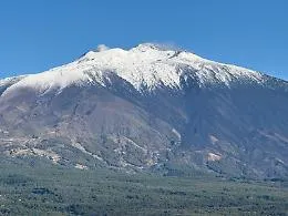 Sull&rsquo;Etna spunta la prima neve: un "bacio" d'autunno sul gigante di fuoco