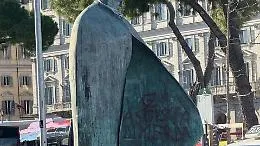 Imbrattata la statua di Giovanni Paolo II a Roma: &laquo;Fascista di m...&raquo;