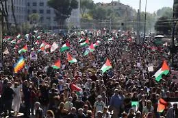 A Roma il grande corteo per la Palestina: &laquo;Siamo in seicentomila&raquo;