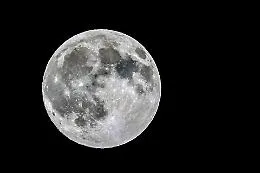 Le straordinarie immagini della prima superluna del 2025: presto ce ne saranno altre due, ecco quando