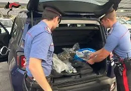 Carabinieri arrestano un 35enne a Catania: trovati diversi chili di marijuana, panetti di hashish e quasi diecimila euro