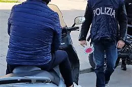 Si fingono armati e in pochi minuti fanno tre rapine