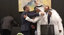L'abbraccio liberatorio dei negoziatori e le celebrazioni a Gaza e in Israele dopo l'annuncio