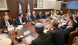Gaza, anche Israele ratifica l'accordo di pace ma nella prima notte di tregua gi&agrave; violato il cessate il fuoco. Attesa per lo scambio di prigionieri
