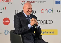 Il ministro Crosetto: &laquo;Trump non &egrave; il terremoto, &egrave; il sismografo. L'Ue si prepari a difendersi&raquo;