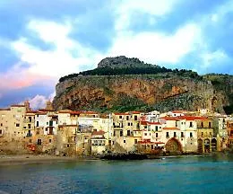 Trentenne cade dagli scogli facendo un volo di 8 metri a Cefal&ugrave;: &egrave; grave