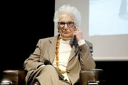 La ministra e le &laquo;gite ad Auschwitz&raquo;,  Liliana Segre s'indigna: &laquo;La memoria fa male solo a chi ha scheletri nell'armadio&raquo;