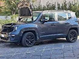 Catania, tra riqualificazione e incuria: auto cannibalizzata davanti alla nuova Piazza Santa Marta