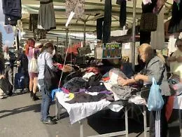 Catania, fra le bancarelle di piazza Montessori abiti a un euro e pure i soliti abusivi