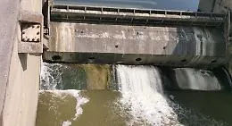 Il paradosso dell'acqua: dighe piene, campi a secco e terreni incolti costretti a pagare il contributo irriguo