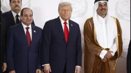 Pollice alzato di Trump e scritta &ldquo;Peace 2025&rdquo; a Sharm el-Sheikh per dare forma e sostanza all'iter di pace