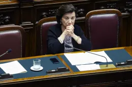 "Gite" ad Auschwitz, anche Memoriale Shoah contro la ministra Roccella. Lei precisa: &laquo;Il mio era un interrogativo&raquo;