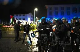 Udine, scontri per il match tra Italia e Israele, giornalisti feriti. Fischiato l'inno avversario