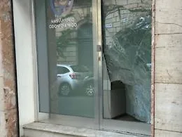 Furto con spaccata a... spallate 