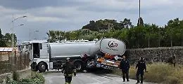 Patern&ograve;, autista perde il controllo al volante: autocisterna finisce di traverso 