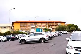 Via degli Ulivi trasformata in parcheggio selvaggio a Tremestieri Etneo