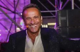 Uccio De Santis a Zafferana Etnea: la domenica del sorriso tra sketch, satira e spontaneit&agrave;