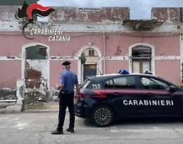  Lavori abusivi, eternit e operai in nero nel cantiere di un immobile a Riposto: sequestro e denuncia
