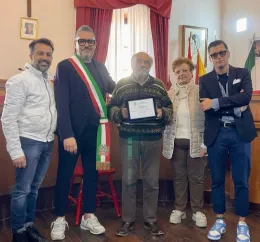 Consegnata la targa di cittadino meritevole allo scrittore Enzo Barnab&agrave;